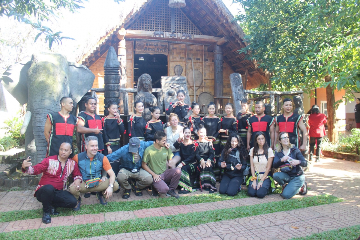 Tiah đah jum tàm gùl lơgar – Tây Nguyên geh uă phan bơna niam chài lòt nhơl is ồn