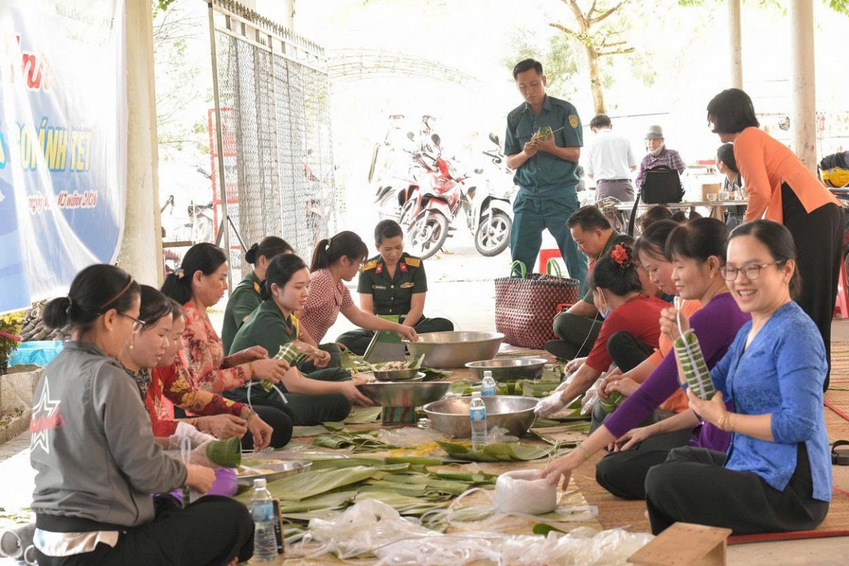 Hoạt động gói bánh tét cộng đồng tại Tết Quân- Dân xã Chợ Lách