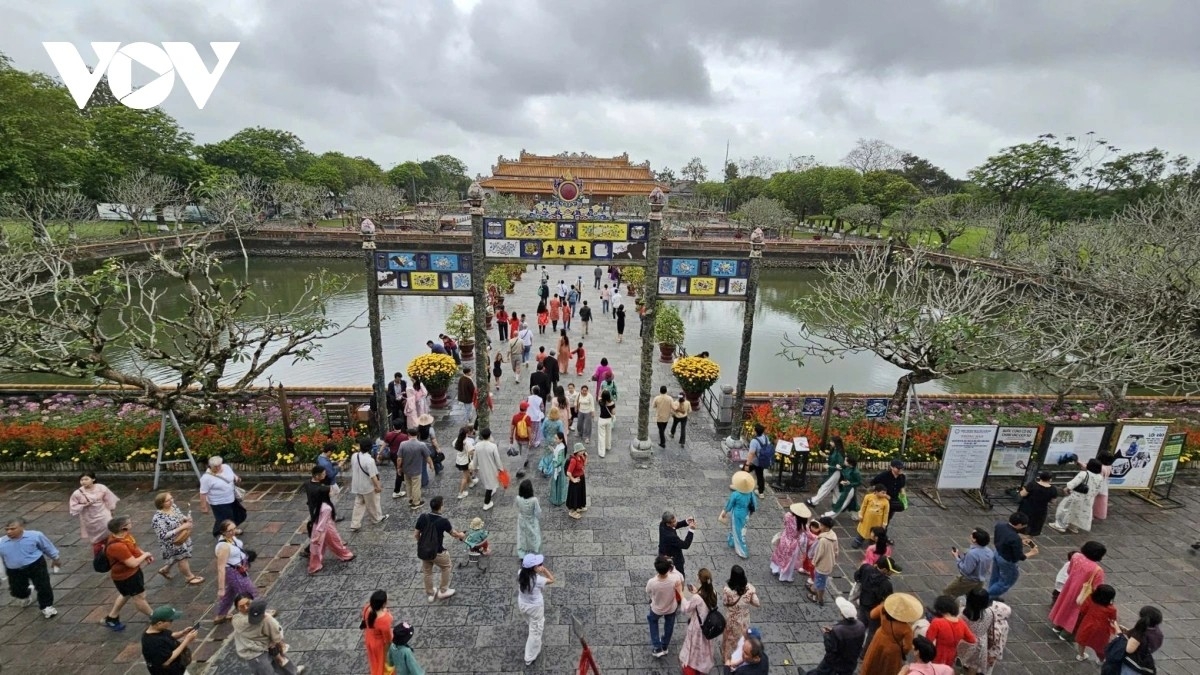 Du khách đến thăm Đại Nội Huế ngày mùng 1 Tết