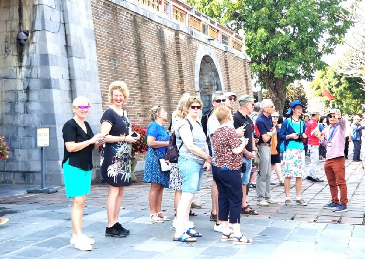 Khách du lịch tham quan di sản Huế