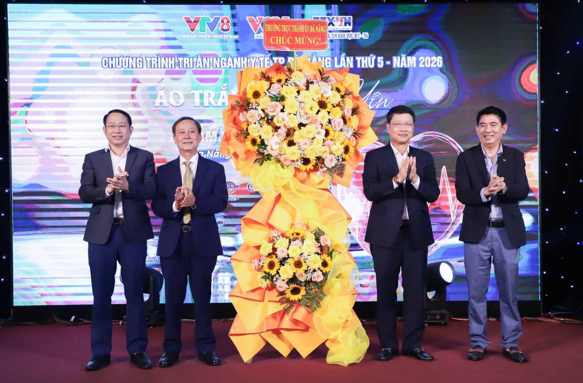 Phó Bí thư Thành ủy Ngô Xuân Thắng (thứ 2, bên phải sang) thay mặt Thường trực Thành ủy tặng hoa chúc mừng các đại diện các cơ quan tổ chức chương trình. Ảnh: NGỌC PHÚ