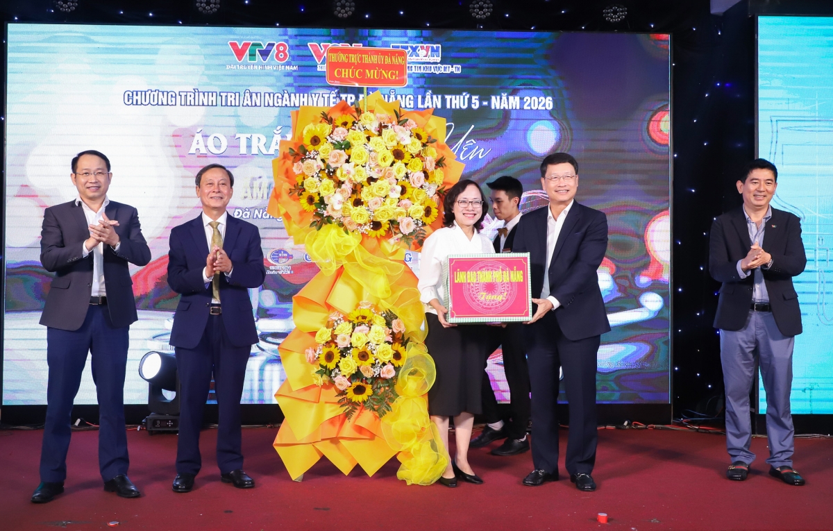 Phó Bí thư Thành ủy Ngô Xuân Thắng (thứ 2, bên phải sang) tặng quà đại diện cho Sở Y tế nhân ngày Thầy thuốc Việt Nam. Ảnh: NGỌC PHÚ