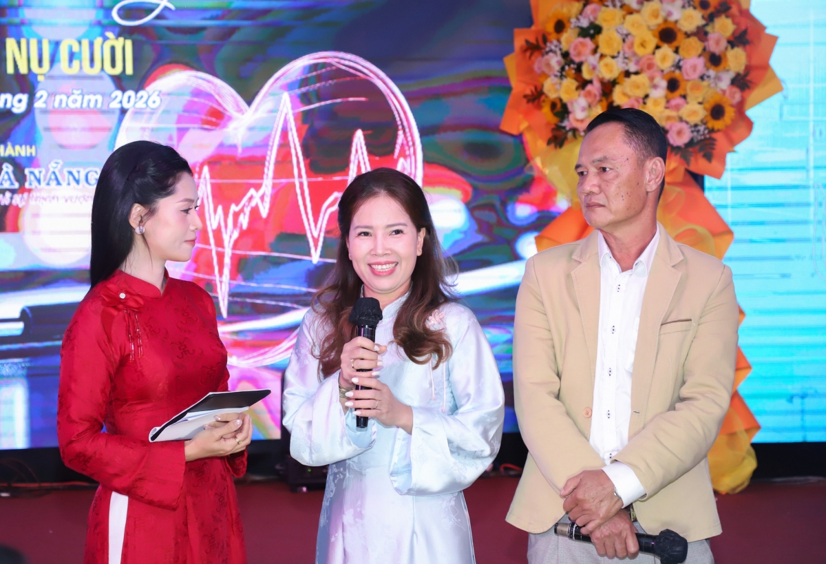 Chị Võ Thị Lanh, người đã hiến một phần cơ thể để cứu chồng là anh Lê Ngọc Hiệp chia sẻ tại chương trình. Ảnh: NGỌC PHÚ