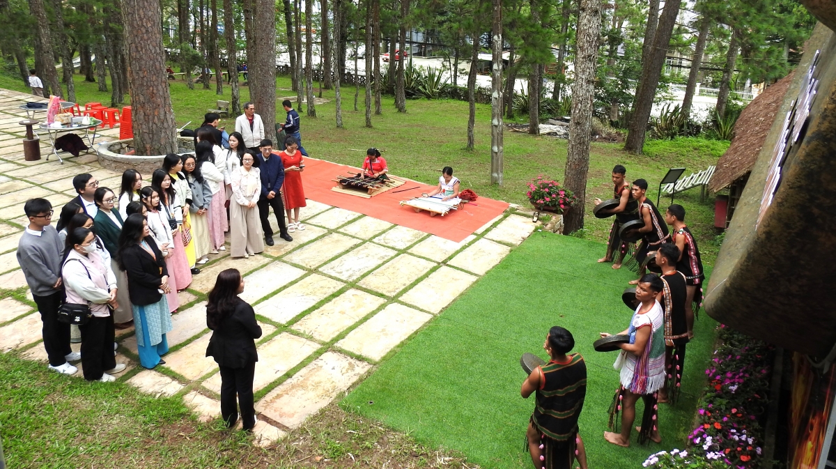 -Phung tuê khăp ksiêm duah dhar kreh čing čhar ti Sang djă pioh mnơ̆ng đưm čar Lâm Đồng.