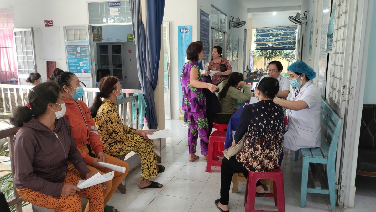 Khám sức khỏe cho phụ nữ tại xã Chợ Lách