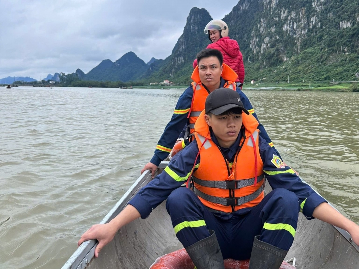 Lực lượng Phòng Cảnh sát Phòng cháy chữa cháy và Cứu nạn cứu hộ được huy động cùng các phương tiện hỗ trợ lặn tìm kiếm