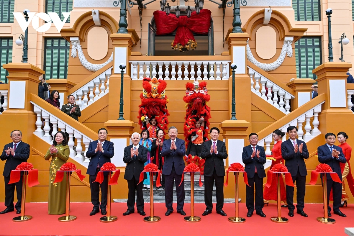 Tổng Bí thư Tô Lâm và Chủ tịch nước Lương Cường cùng các lãnh đạo, nguyên lãnh đạo Đảng, Nhà nước cắt băng khánh thành công trình