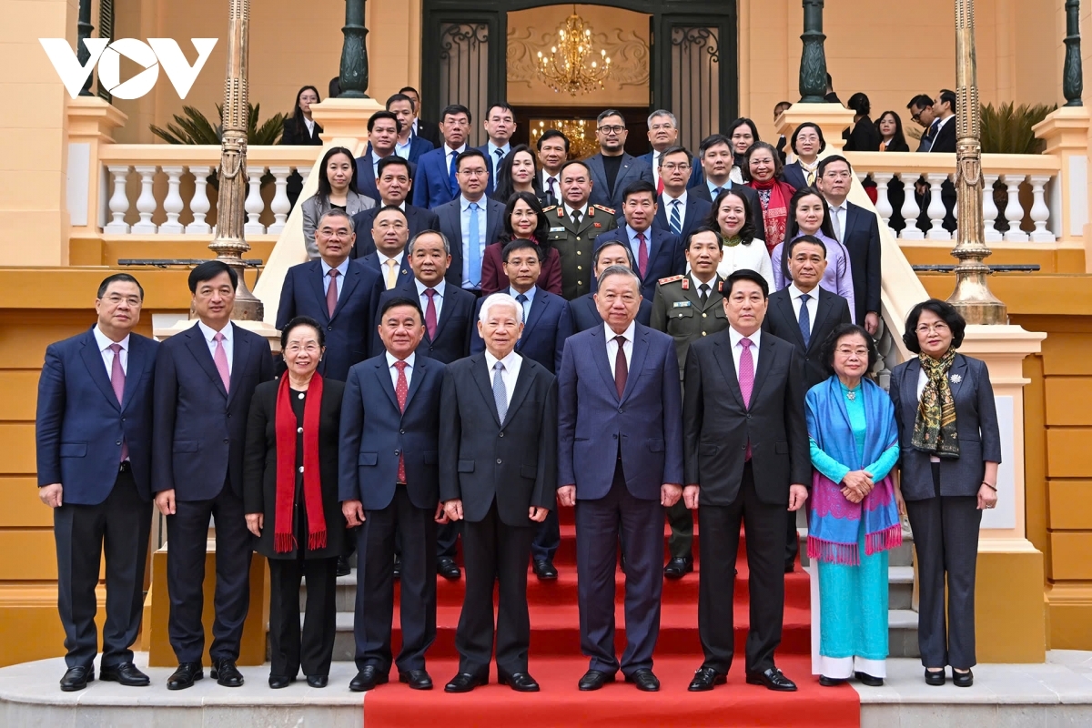 Tổng Bí thư Tô Lâm và Chủ tịch nước Lương Cường cùng các đại biểu chụp ảnh lưu niệm