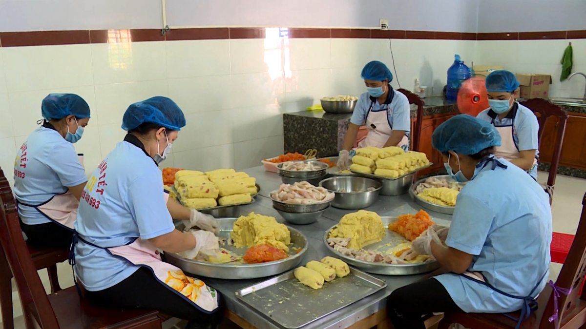 Khâu làm nhân bánh