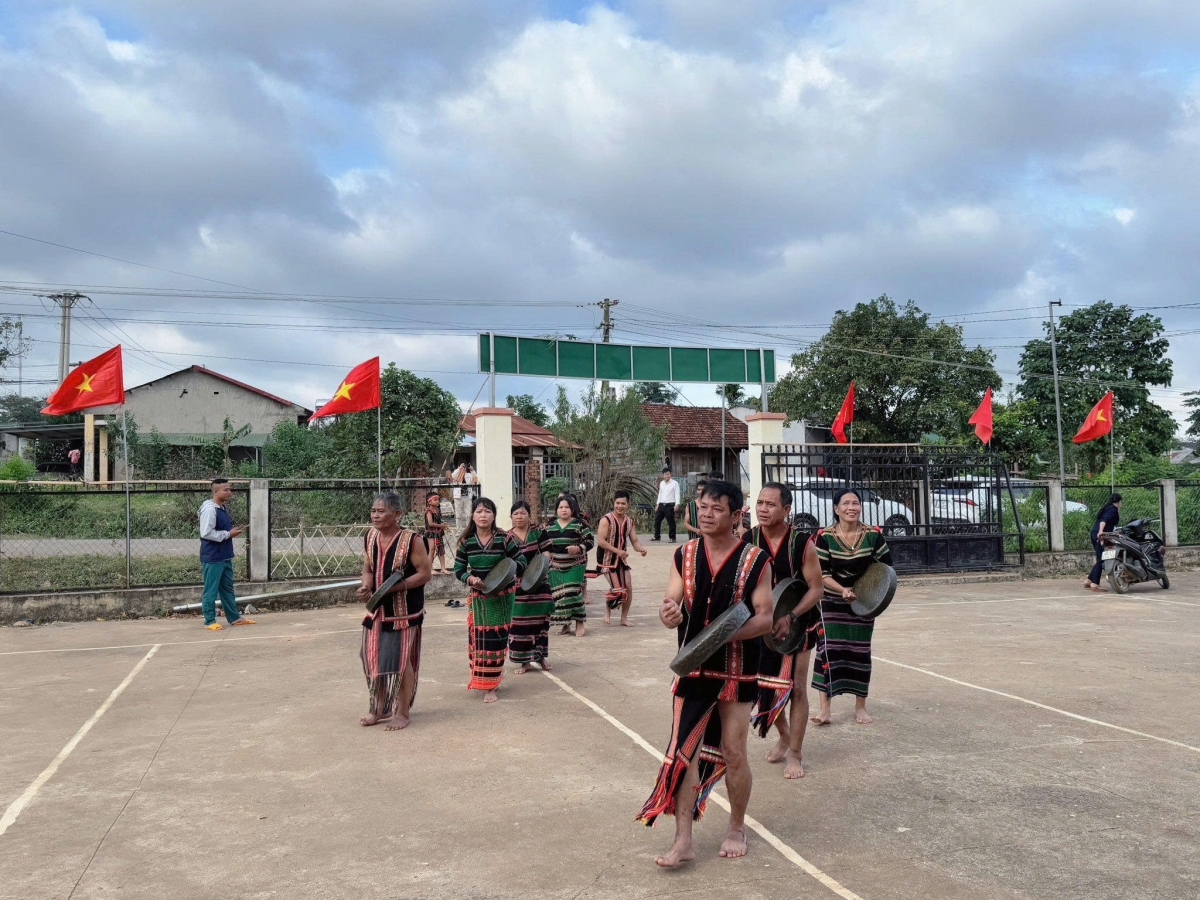 -  Kdrăm kơah ênai čing drông tue hlăm knăm mơak Tăm Blang M’prang bon .