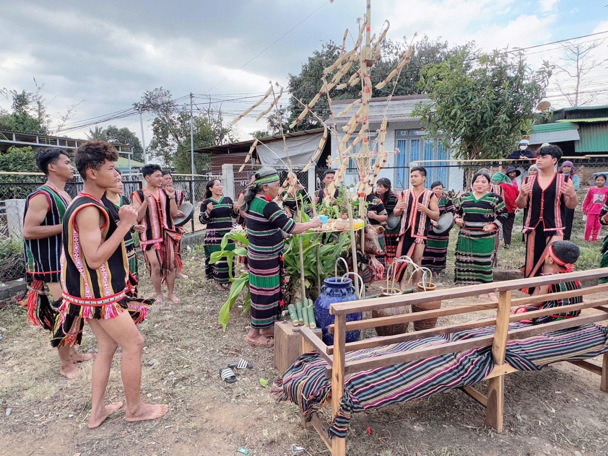 Leh mơdĭng Tam blang mprang ƀon dêi mơngế M’Nông