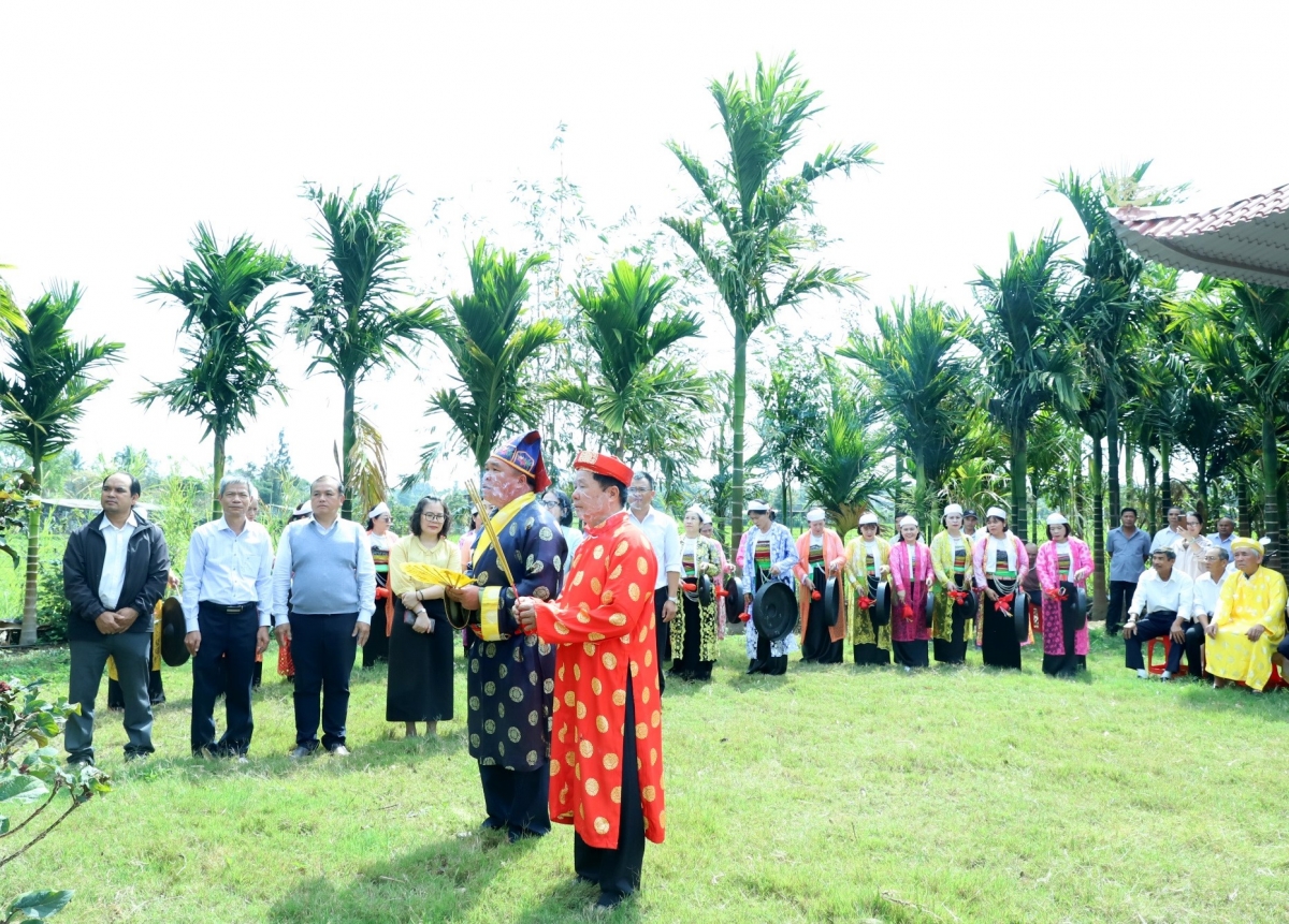 Lơh chờ mŭt lơh broă là dùl broă lơh yàng lơh sa suơn sre neh geh bơh rài lài do kòn cau Mường dê