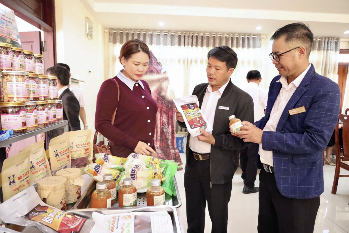 Mâu tơmeăm kâ môi tiah í tâm po tiu, hơ’nêh ro têng môi hâi tôu, hơ’nêh ro têng a drá peăng, hơ’nêh chu têng a drá peăng, hơ’nêh í khăng châ hên ngế roê  kâ tung rôh Têt