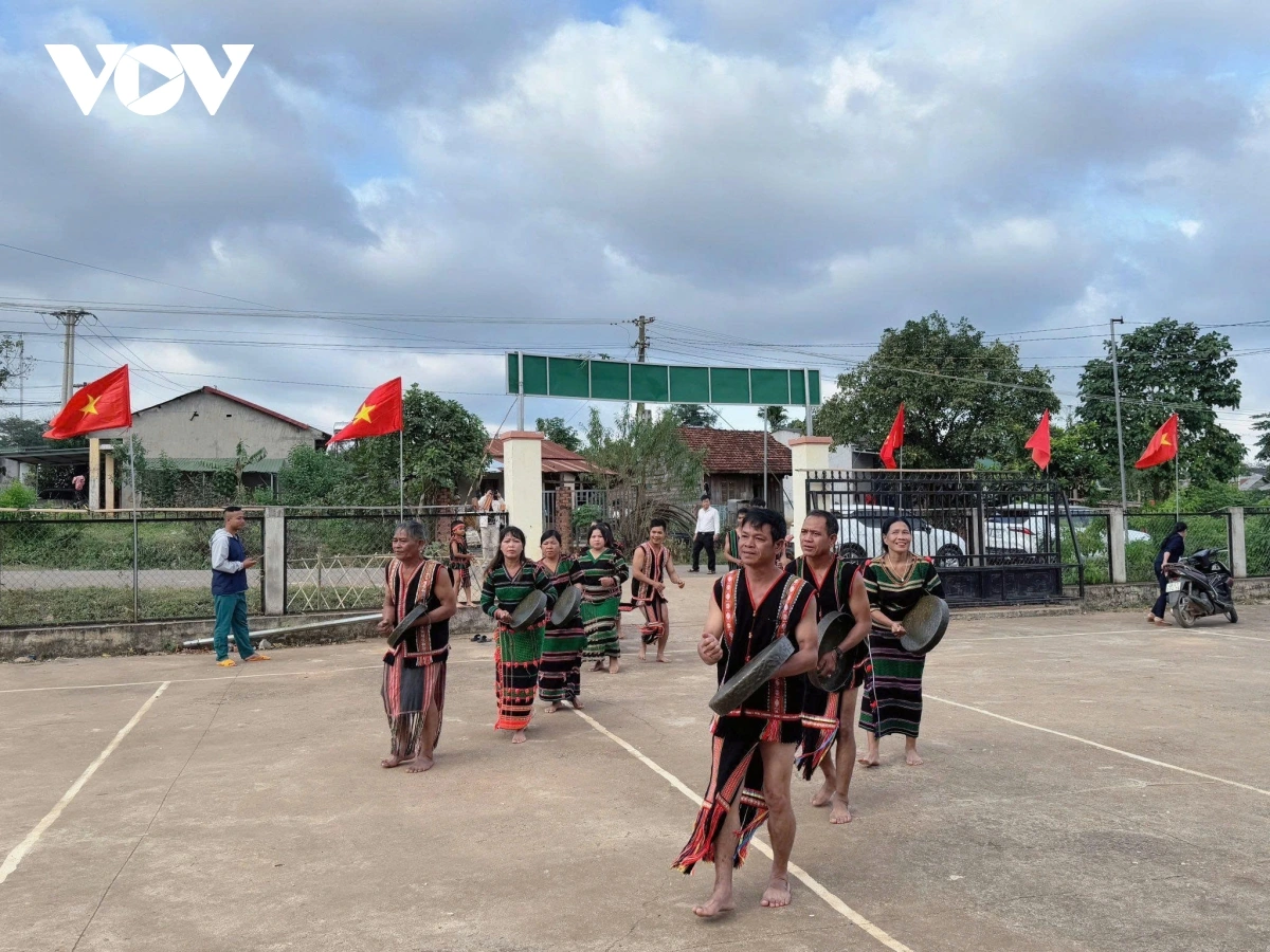 Chiêng đón khách và múa xoang