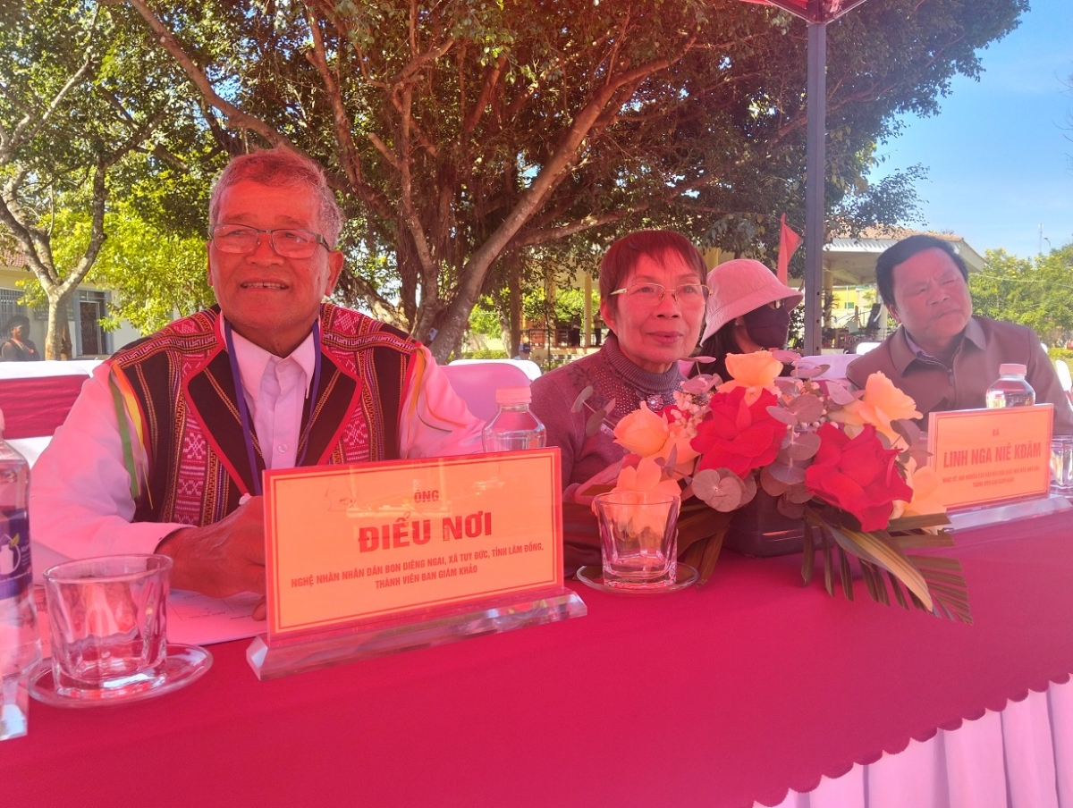 Nghệ nhân ưu tú Điểu Nơi ƀư giám khảo