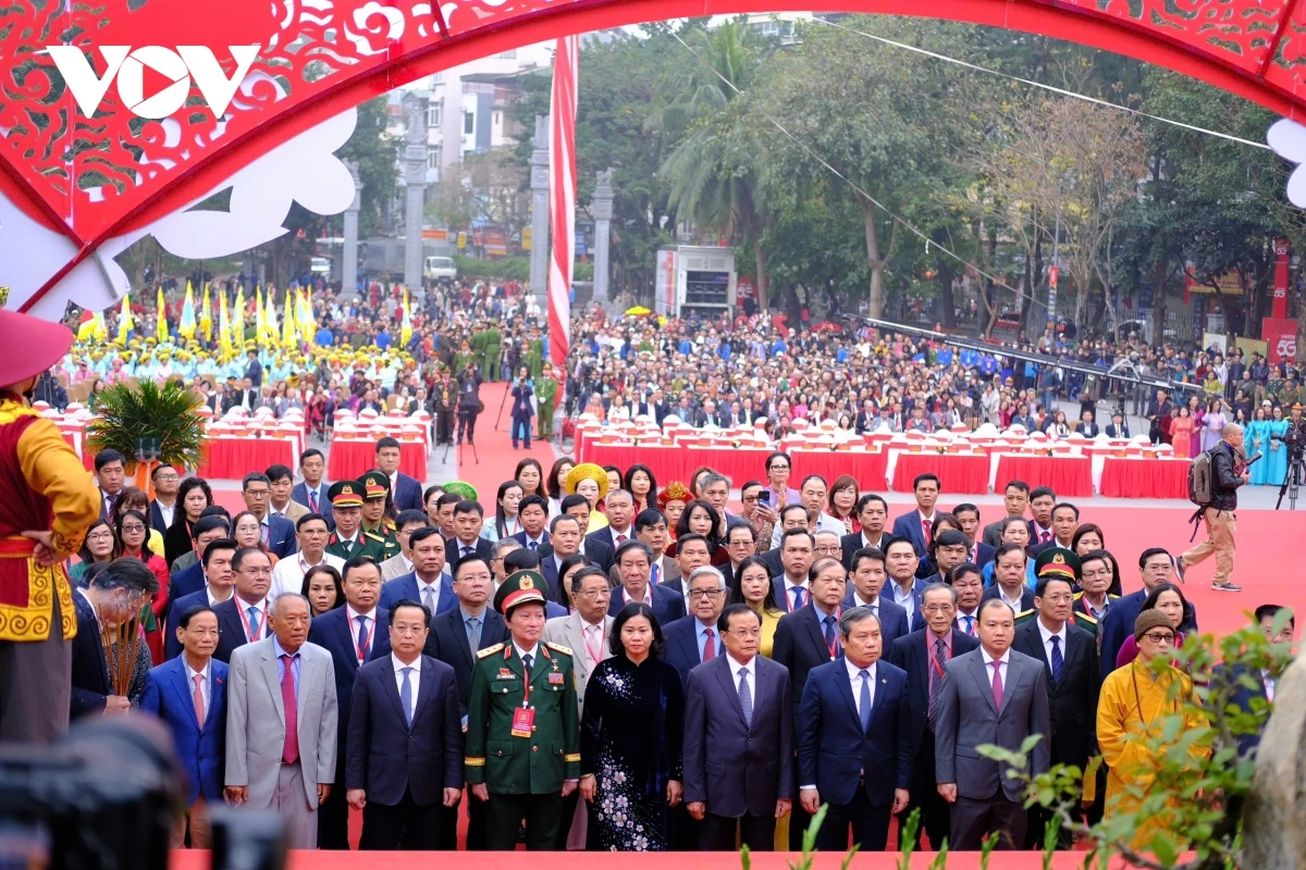 Về phía lãnh đạo thành phố Hà Nội có Ủy viên Trung ương Đảng, Phó Bí thư Thành ủy, Chủ tịch UBND thành phố Vũ Đại Thắng; Ủy viên Ban Thường vụ Thành ủy, Phó Chủ tịch Thường trực HĐND thành phố Trần Thế Cương…