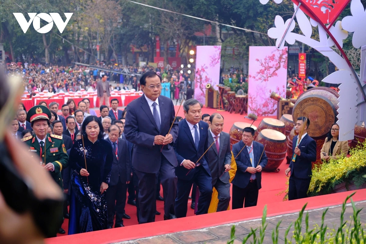 Các đại biểu dâng hương.