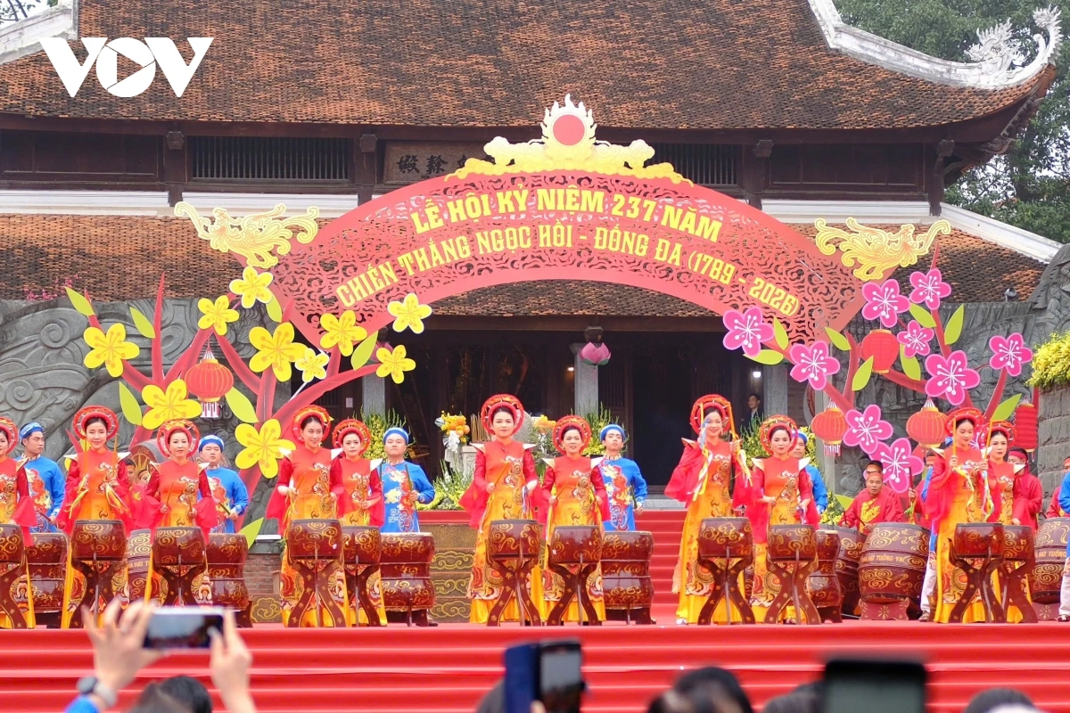 Trong không khí phấn khởi, lễ hội diễn ra với nghi thức truyền thống trang trọng. Sau lễ dâng hương và dâng hoa trước tượng đài, đền thờ Vua Quang Trung, các đại biểu cùng nhân dân đã ôn lại trang sử oanh liệt của mùa Xuân Kỷ Dậu 1789, qua đó khẳng định giá trị trường tồn của Chiến thắng Ngọc Hồi - Đống Đa trong sự nghiệp bảo vệ chủ quyền, toàn vẹn lãnh thổ và công cuộc xây dựng, phát triển đất nước.