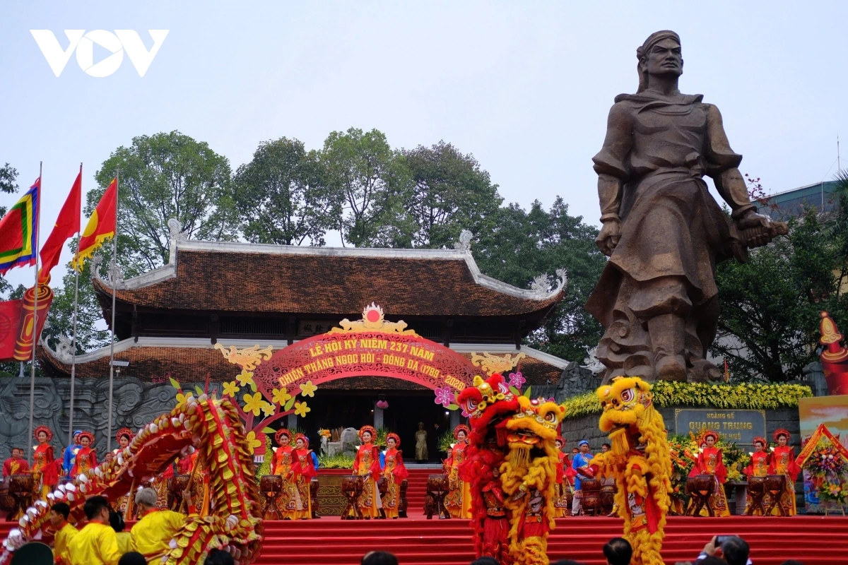 Ngay sau phần nghi lễ, chương trình nghệ thuật sử thi “Chiến thắng Ngọc Hồi - Đống Đa 1789” do Nhà hát Sân khấu truyền thống Quốc gia Việt Nam thực hiện đã tái hiện sinh động hình ảnh nghĩa quân Tây Sơn dưới sự chỉ huy của người anh hùng áo vải Quang Trung - Nguyễn Huệ hành quân thần tốc, bất ngờ tiến công vào thành Thăng Long, đánh tan hơn 29 vạn quân Thanh, đem lại chiến thắng lẫy lừng cho dân tộc.