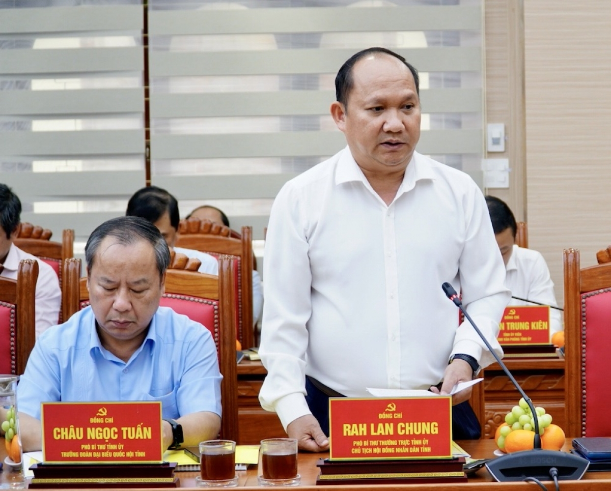 
Ƀok Rah Lan Chung - Kơ iĕng Kơdră chĕp pơgơ̆r Đảng dêh char, Kơdră chĕp pơgơ̆r Jơnŭm vei lăng kon pơlei dêh char Gia Lai.