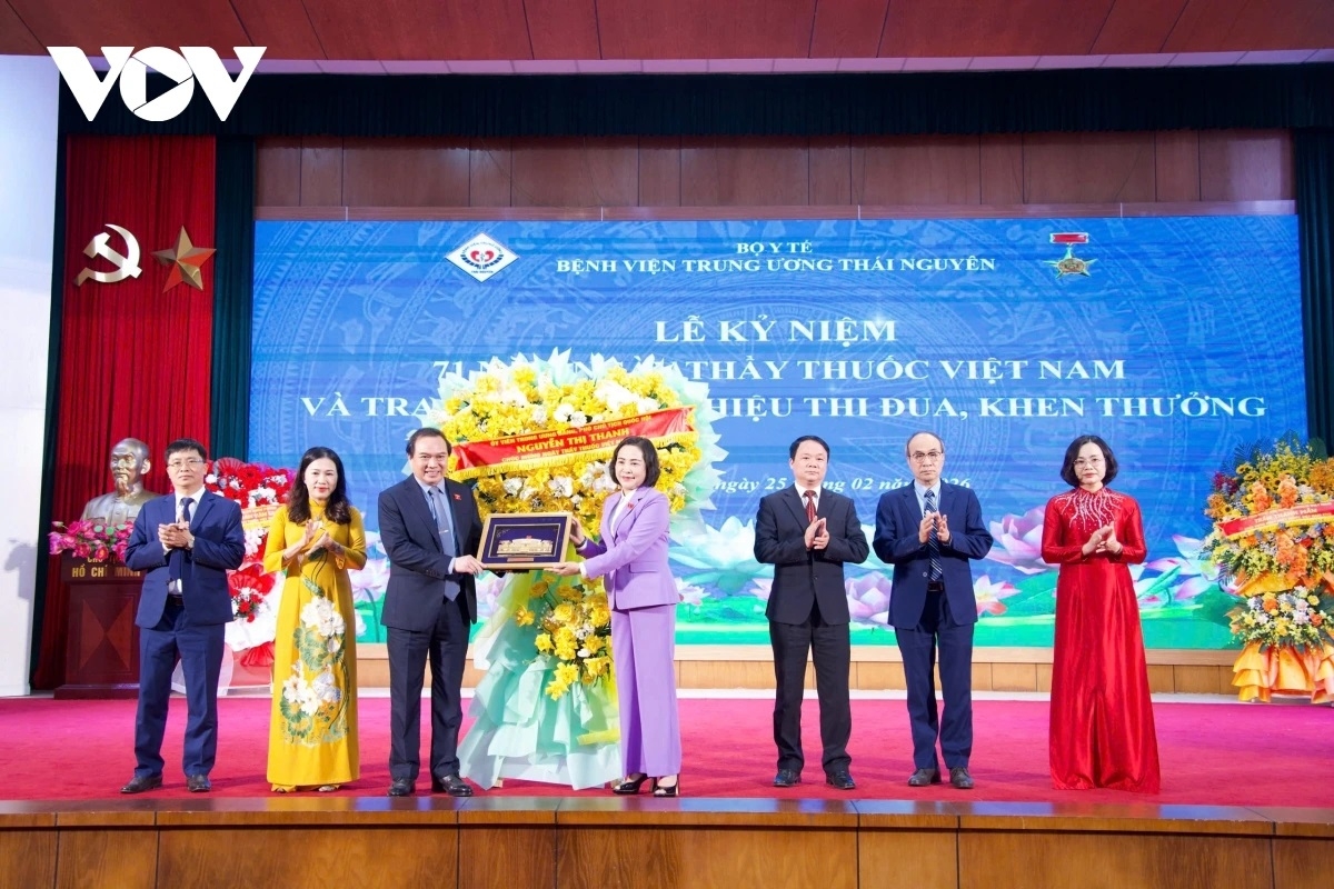 Phó Chủ tịch Quốc hội Nguyễn Thị Thanh đã tặng hoa chúc mừng 16 thầy thuốc xuất sắc, tiêu biểu năm 2025 của Bệnh viện Trung ương Thái Nguyên.