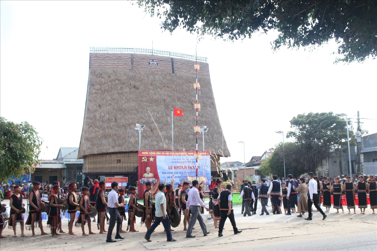 Đồng bào Ba Na làng Kon Rơ Bang 2 đánh cồng chiêng, múa xoang đón khách đến dự Lễ. (Ảnh: Ngọc Chí)