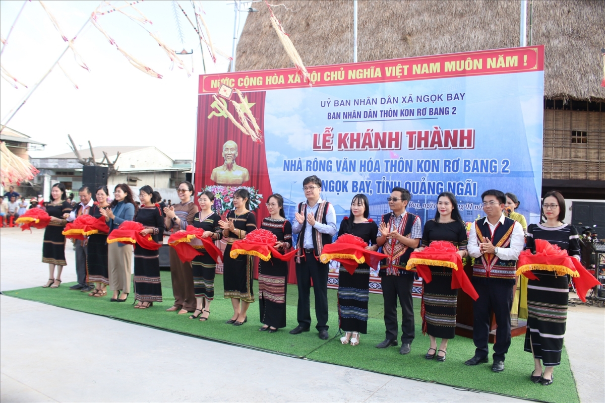 Lãnh đạo tỉnh Quảng Ngãi, xã Ngọk Bay và đại diện Nhân dân làng Kon Rơ Bang 2 cắt băng khánh thành nhà rông. (Ảnh: Ngọc Chí)