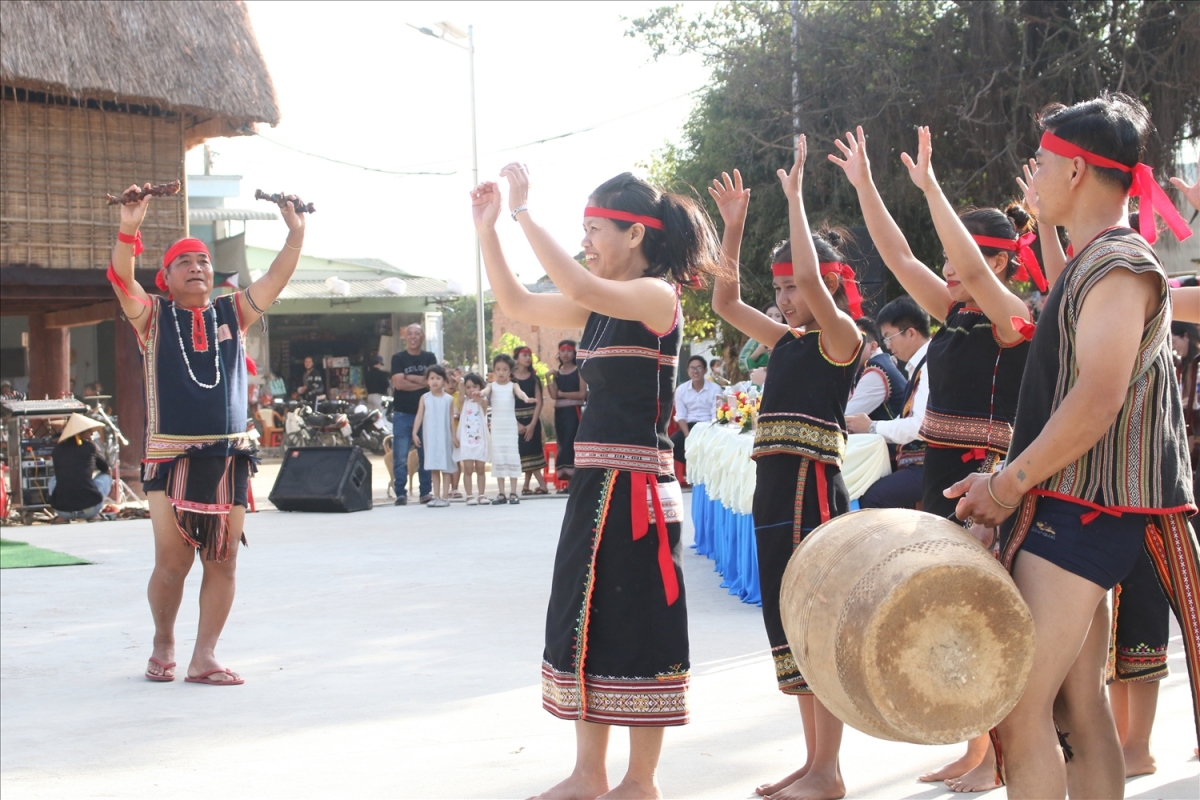 Nghệ nhân làng Kon Rơ Bang 2 thực hiện nghi thức Lễ mừng nhà rông mới. (Ảnh: Ngọc Chí)