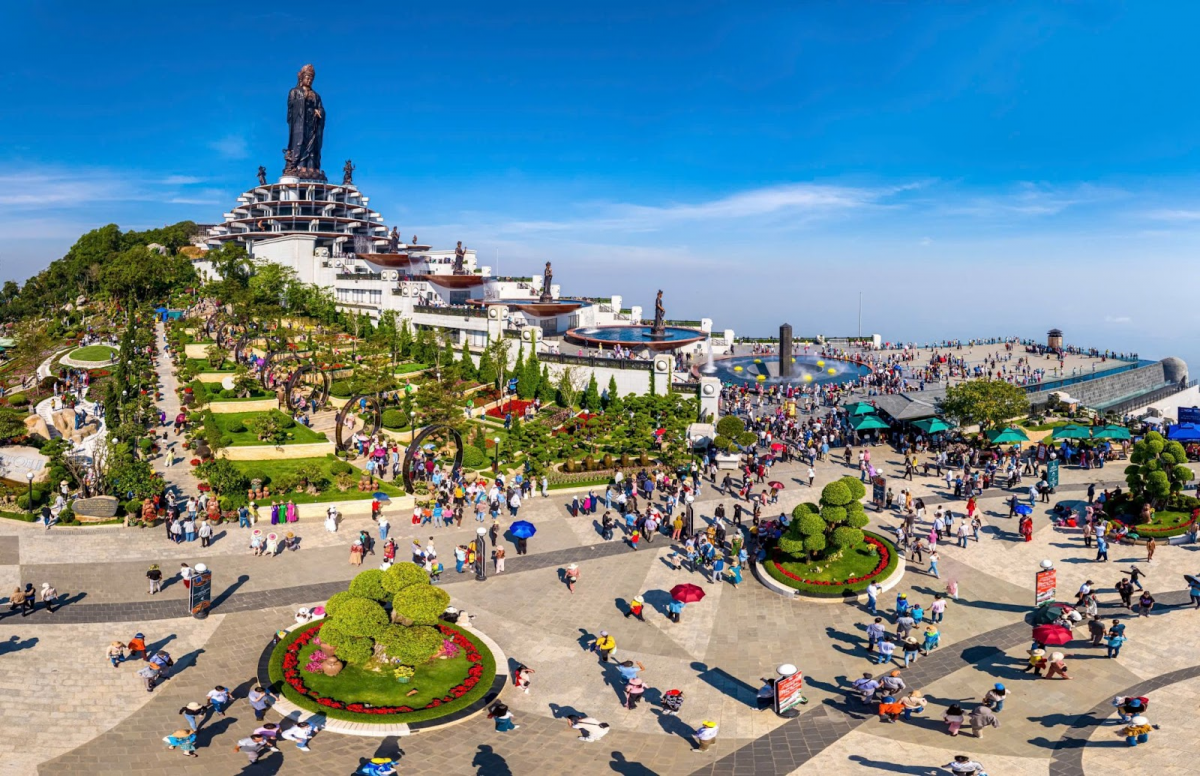 Raya bal Pataih Ceik Amuk chreih chrai di bingun Tet di Sun World Ba Den Mountian