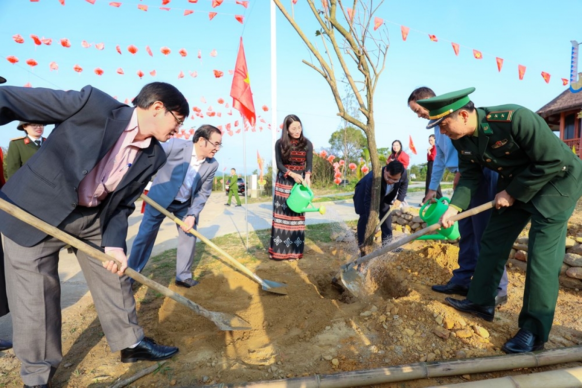 Lãnh đạo xã và đại diện các đơn vị trên địa bàn trồng cây xanh sau lễ phát động