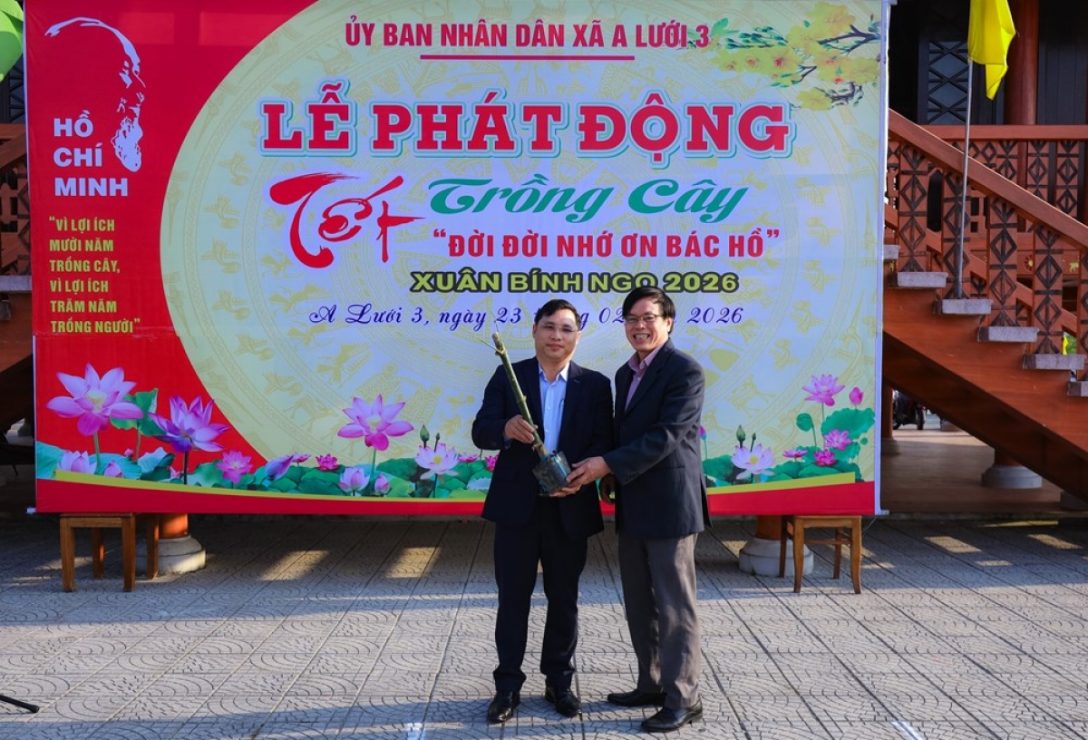 Ông Huỳnh Tiến Đạt, Giám đốc dự án SODI A Lưới tặng cây giống và kinh phí cho đại diện xã A Lưới 3