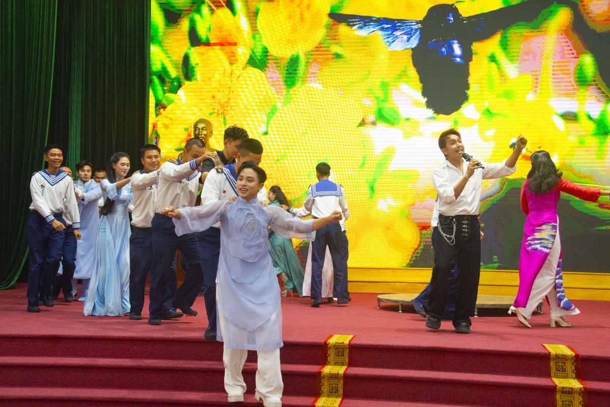 Dik dak tơlơi adôh suang yua ƀing adôh suang ƀôn prong Hồ Chí Minh adôh amăng jơlan hơdră