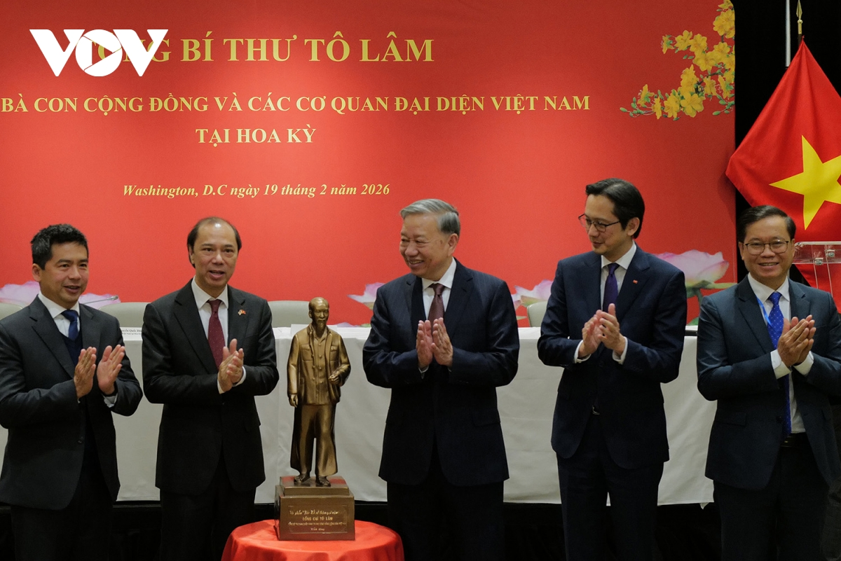 Tổng Bí thư Tô Lâm tặng bức tượng Chủ tịch Hồ Chí Minh cho các cơ quan đại diện Việt Nam tại Hoa Kỳ.