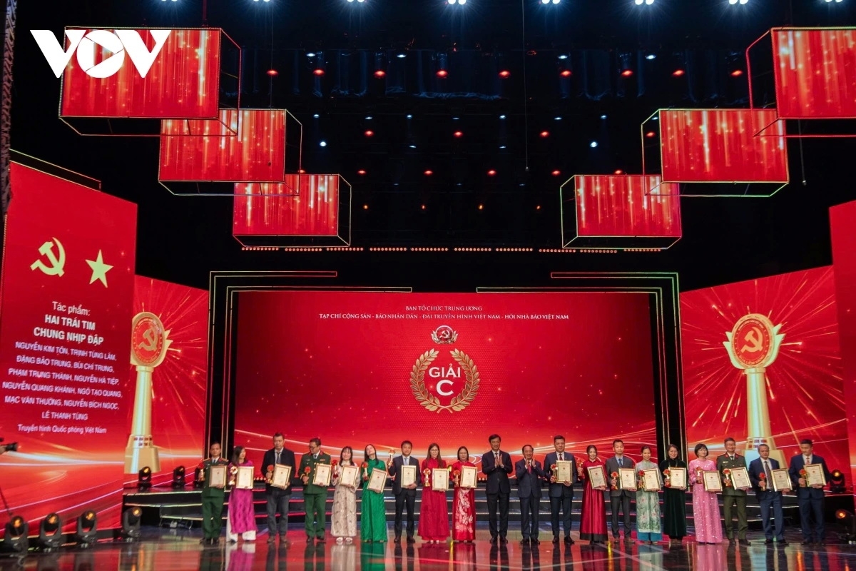 Bí thư Thành ủy Hà Nội Nguyễn Duy Ngọc và Trưởng ban Tuyên giáo và Dân vận Trung ương Trịnh Văn Quyết trao giải cho các tác giả đoạt Giải C.