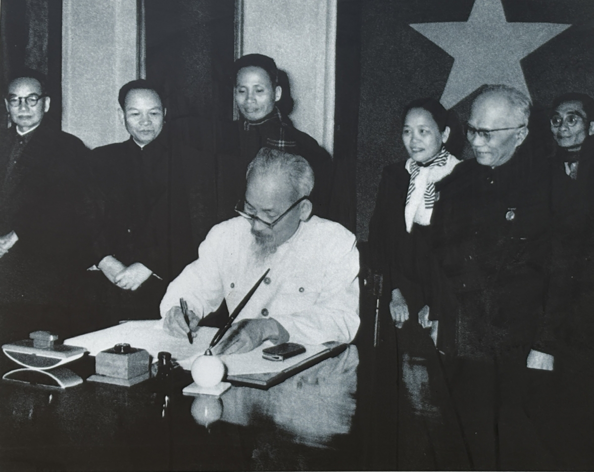 Chủ tịch Hồ Chí Minh ký sắc lệnh công bố Hiến pháp nước Việt Nam Dân chủ Cộng hoà ngày 1/1/1960