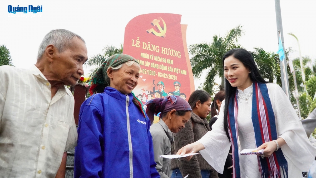 Hoa hậu Doanh nhân Thế giới Lucy Hà trao quà Tết và thăm hỏi, động viên người dân hoàn cảnh khó khăn tại xã Ba Tơ.