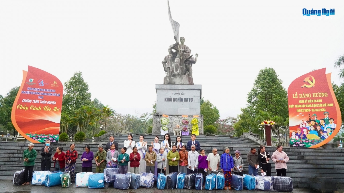 Trao quà Tết cho các hộ nghèo, hộ cận nghèo tại xã Ba Tơ.