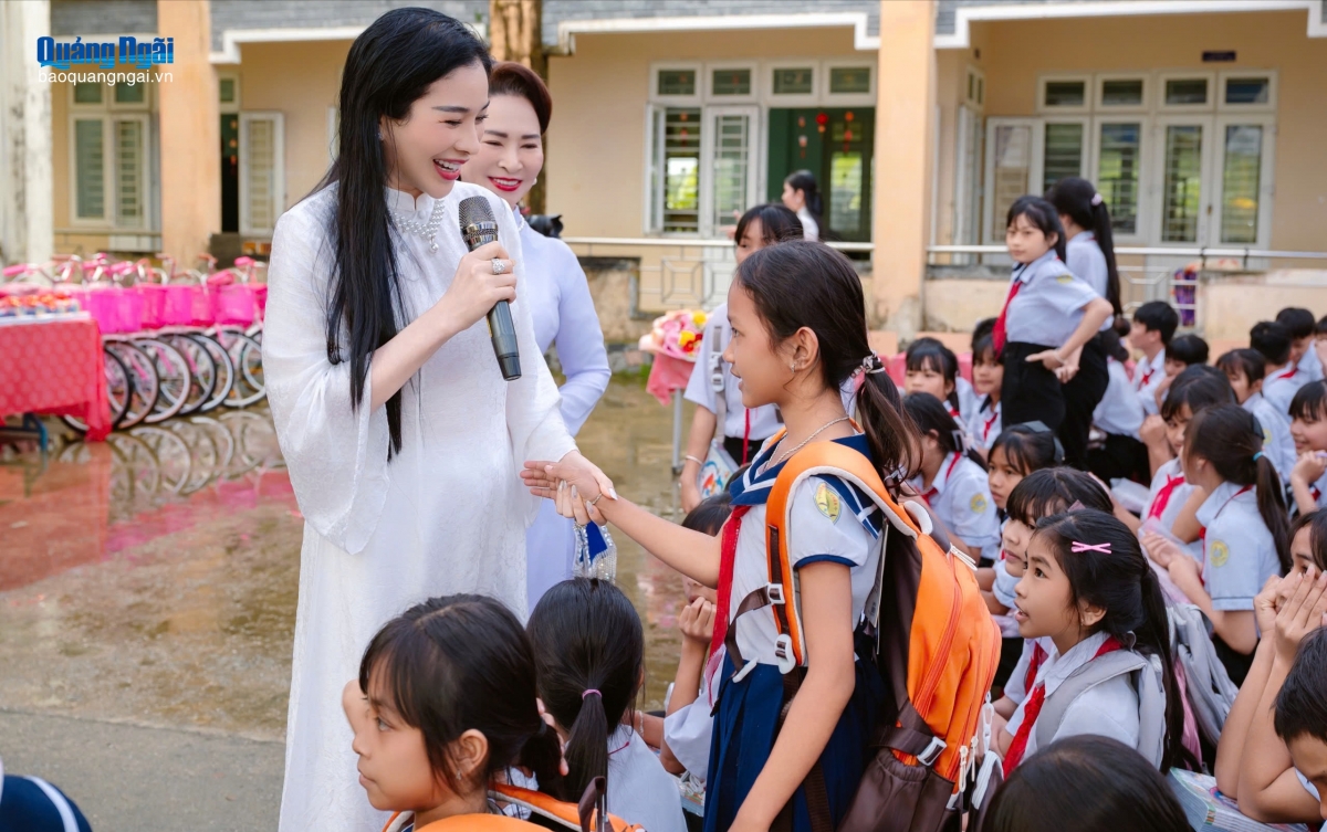 Giao lưu, động viên các em học sinh có hoàn cảnh khó khăn tại Trường Tiểu học và THCS Ba Chùa, xã Ba Tơ.