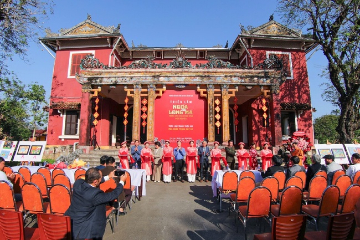 Các đại biểu cắt băng khai mạc triển lãm “Ngựa và Long Mã trong văn hóa cung đình thời Nguyễn”.