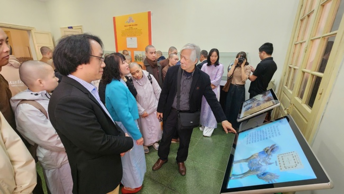 Các đại biểu và công chúng tham quan triển lãm.