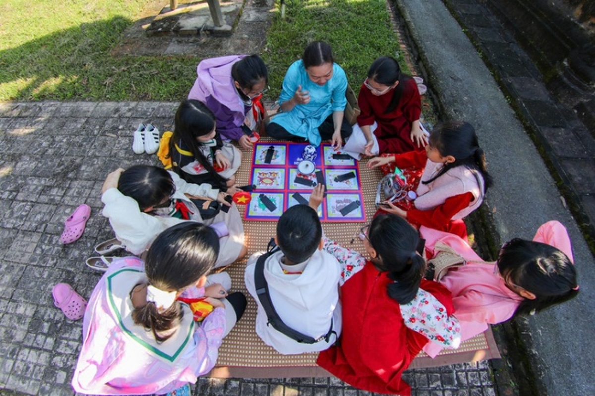 Các em học sinh tham gia các trò chơi cung đình tích hợp giáo dục di sản.