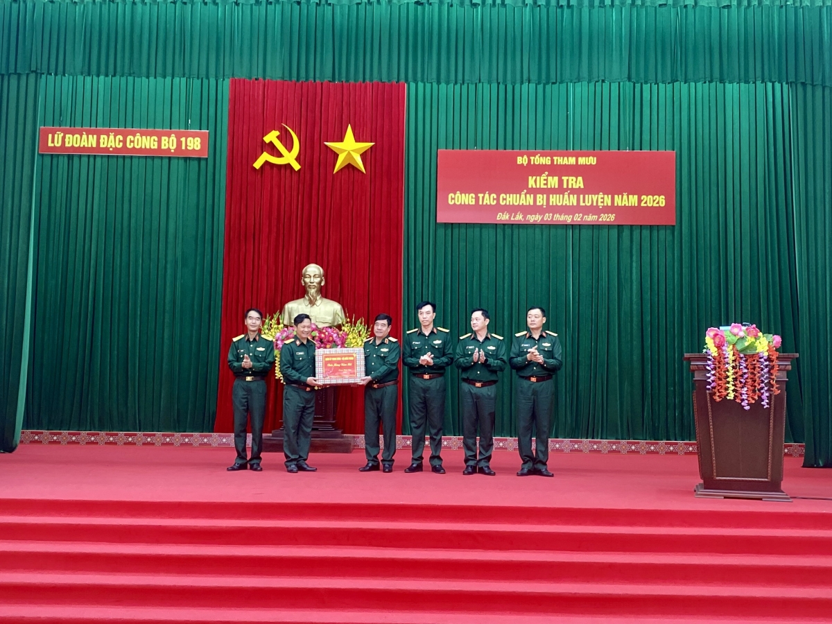 Trung tướng Nguyễn Bá Lực an ndơ Tết an cán bộ, tahen Lữ đoàn Đặc công 198
 