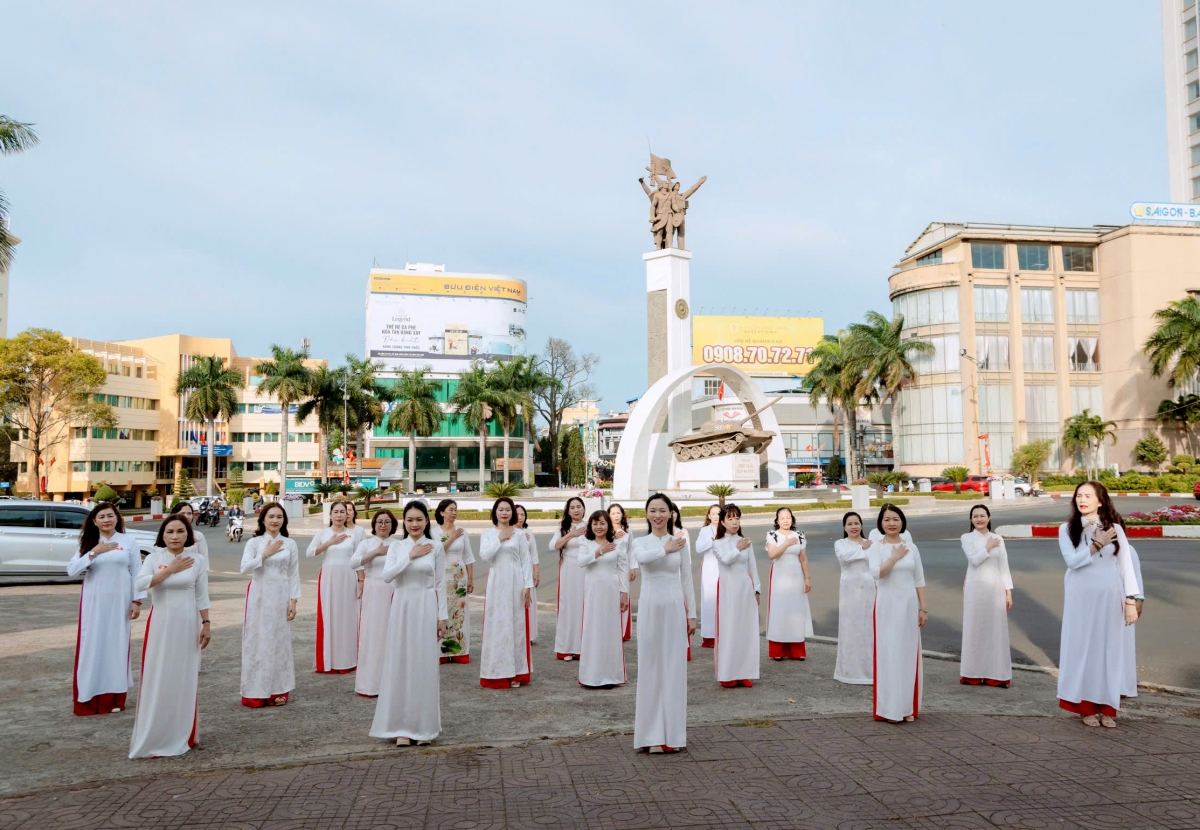 Rơwang hrơi tơjuh buh Ao dai ƀơi tơring čar Dak Lak