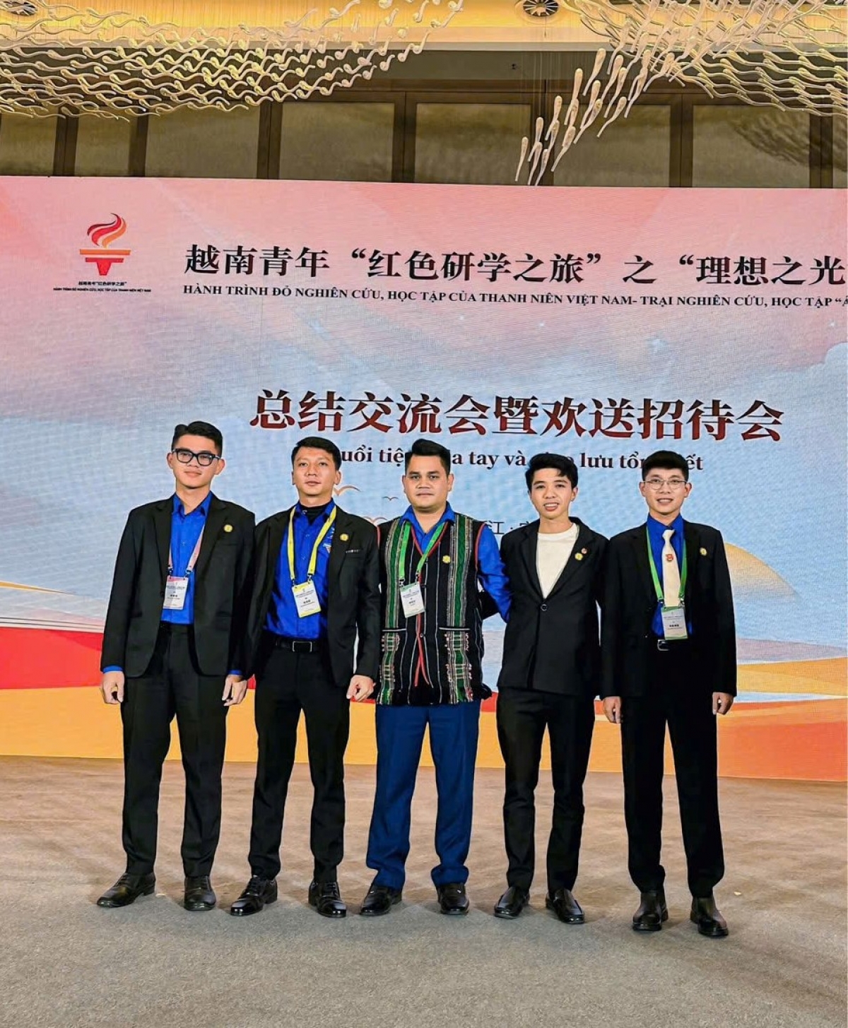 Ayŏng Y-Arông nao hgŭm hlăm“Hdră bruă hrah – ksiêm duah, hluê hriăm” mơ̆ng phung êdam êra ti China.