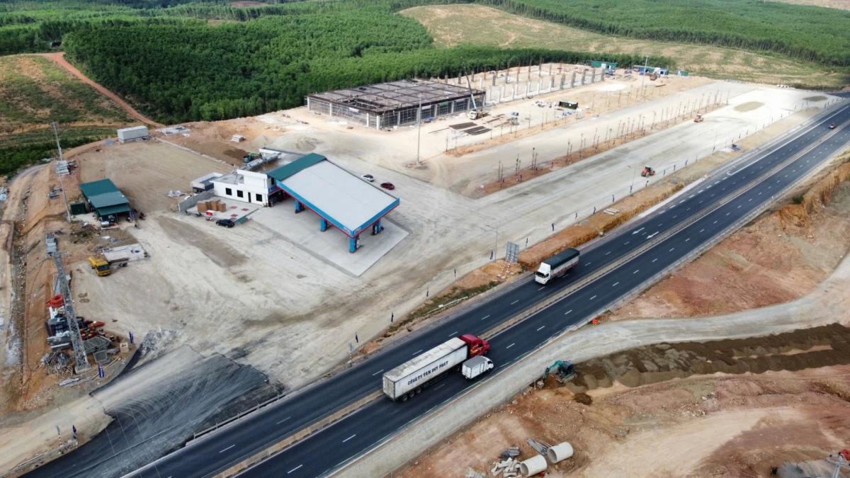 Các hạng mục còn lại của Trạm dừng nghỉ Km594 trên tuyến cao tốc Vũng Áng - Bùng đang gấp rút được thi công để chính thức hoạt động vào tháng 4/2026 - Ảnh: CTV