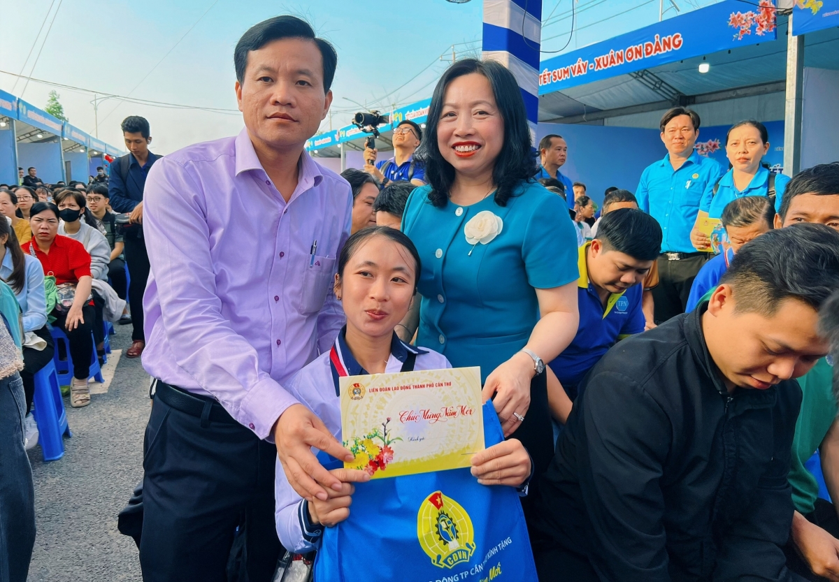 Bà Thái Thu Xương, Phó Chủ tịch Tổng LĐLĐ Việt Nam (áo xanh) trao quà cho công nhân, người lao động tại Cần Thơ