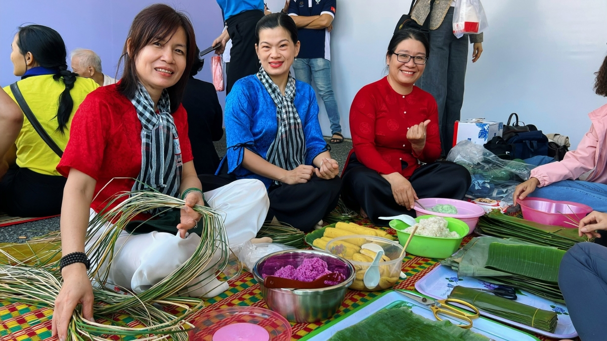 Tại Chợ Tết công đoàn Cần Thơ còn diễn ra hội thi gói bánh tét; Trưng bày mâm cơm ngày Tết; tặng vé tàu xe cho công nhân lao động về quê đón Tết cùng các chương trình phúc lợi khác