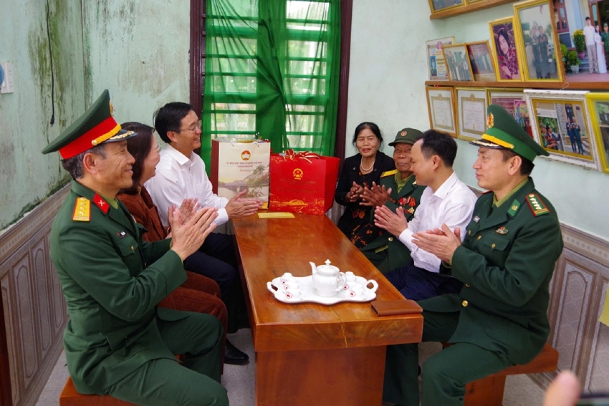 Bí thư Thành ủy Huế Nguyễn Đình Trung (trong cùng bên trái) thăm, chúc Tết Anh hùng lực lượng vũ trang Nhân dân Hồ Vai