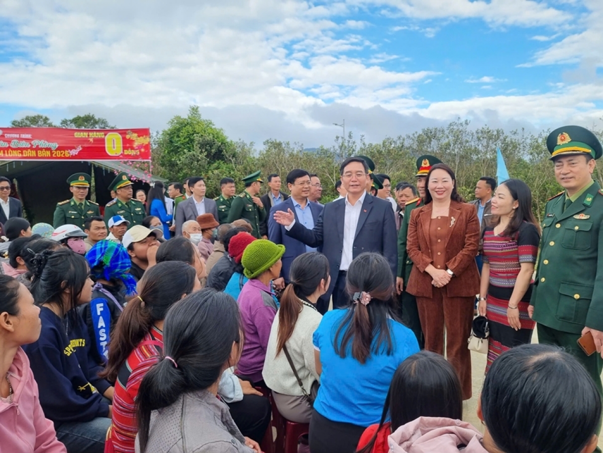 Bí thư Thành ủy Huế Nguyễn Đình Trung vui cùng người dân khu vực biên giới trong ngày hội