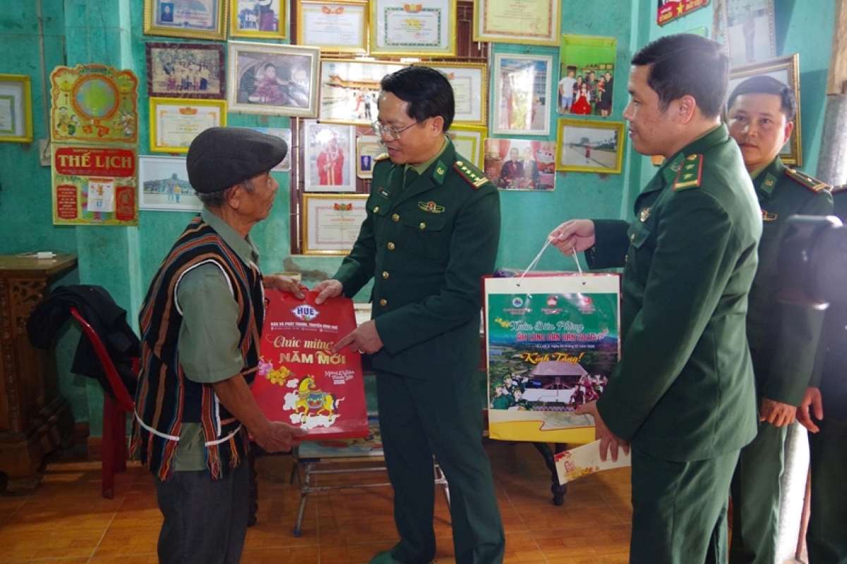 Đại tá Đặng Ngọc Hiệu, Chính ủy BĐBP thành phố tặng quà cho người dân trên địa bàn